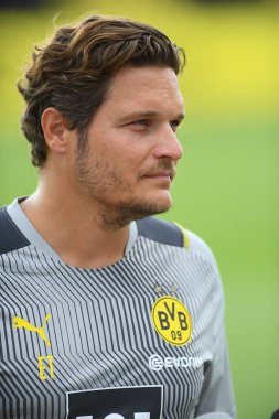 COLOGNE, Almanya - 29 Haziran 2022: Baş antrenör Edin Terziç. Borussia Dortmund 'un sezon öncesi antrenmanı