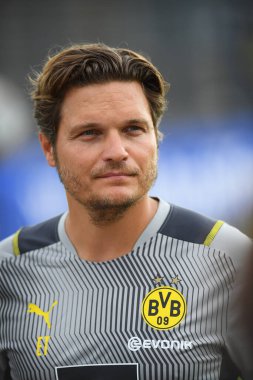 COLOGNE, Almanya - 29 Haziran 2022: Baş antrenör Edin Terziç. Borussia Dortmund 'un sezon öncesi antrenmanı