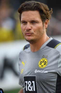 COLOGNE, Almanya - 29 Haziran 2022: Baş antrenör Edin Terziç. Borussia Dortmund 'un sezon öncesi antrenmanı