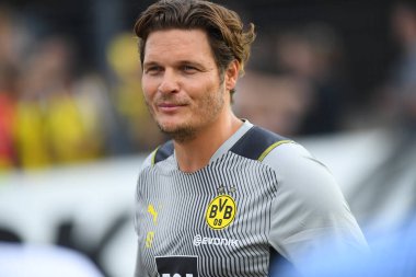 COLOGNE, Almanya - 29 Haziran 2022: Baş antrenör Edin Terziç. Borussia Dortmund 'un sezon öncesi antrenmanı
