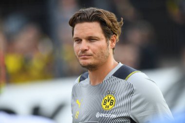COLOGNE, Almanya - 29 Haziran 2022: Baş antrenör Edin Terziç. Borussia Dortmund 'un sezon öncesi antrenmanı