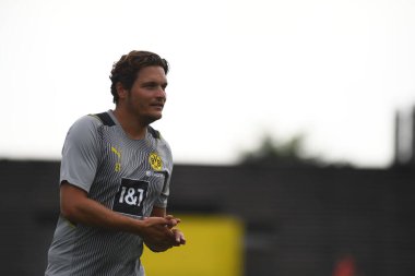 COLOGNE, Almanya - 29 Haziran 2022: Baş antrenör Edin Terziç. Borussia Dortmund 'un sezon öncesi antrenmanı