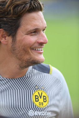 COLOGNE, Almanya - 29 Haziran 2022: Baş antrenör Edin Terziç. Borussia Dortmund 'un sezon öncesi antrenmanı