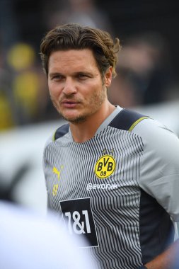 COLOGNE, Almanya - 29 Haziran 2022: Baş antrenör Edin Terziç. Borussia Dortmund 'un sezon öncesi antrenmanı