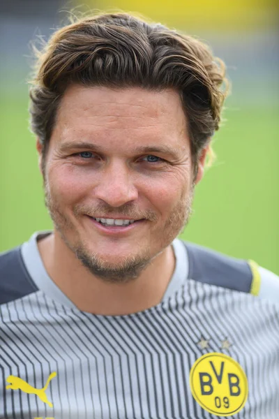 COLOGNE, Almanya - 29 Haziran 2022: Baş antrenör Edin Terziç. Borussia Dortmund 'un sezon öncesi antrenmanı