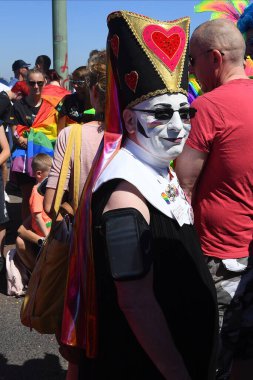 COLOGNE, GERMANY - 3 HAZİRAN 2022: Christopher Street Day Sokak Yürüyüşü 'nün (CSD) katılımcısı, Gay Pride. LGBT 