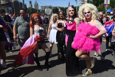 COLOGNE, GERMANY - 3 HAZİRAN 2022: Christopher Street Day Sokak Yürüyüşü 'nün (CSD) katılımcısı, Gay Pride. LGBT 