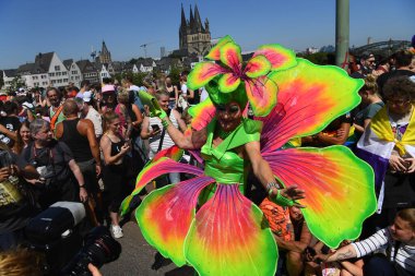 COLOGNE, GERMANY - 3 HAZİRAN 2022: Christopher Street Day Sokak Yürüyüşü 'nün (CSD) katılımcısı, Gay Pride. LGBT 
