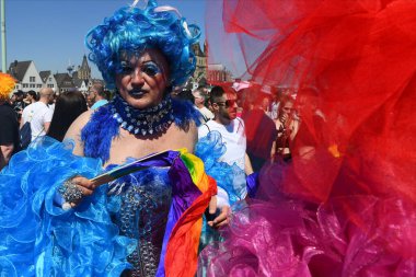 COLOGNE, GERMANY - 3 HAZİRAN 2022: Christopher Street Day Sokak Yürüyüşü 'nün (CSD) katılımcısı, Gay Pride. LGBT 