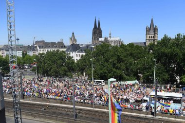 COLOGNE, GERMANY - 3 Temmuz 2022: Christopher Street Day Sokak Geçidi (CSD), Gay Pride. LGBT 