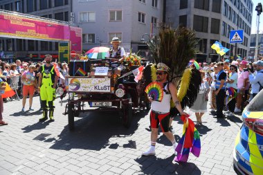 COLOGNE, GERMANY - 3 HAZİRAN 2022: Christopher Street Day Sokak Yürüyüşü 'nün (CSD) katılımcısı, Gay Pride. LGBT 