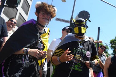 COLOGNE, GERMANY - 3 HAZİRAN 2022: Christopher Street Day Sokak Yürüyüşü 'nün (CSD) katılımcısı, Gay Pride. LGBT 