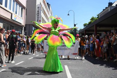 COLOGNE, GERMANY - 3 HAZİRAN 2022: Christopher Street Day Sokak Yürüyüşü 'nün (CSD) katılımcısı, Gay Pride. LGBT 