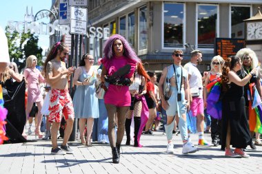 COLOGNE, GERMANY - 3 HAZİRAN 2022: Christopher Street Day Sokak Yürüyüşü 'nün (CSD) katılımcısı, Gay Pride. LGBT 