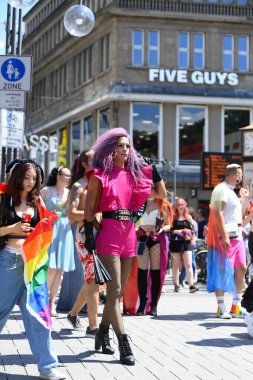COLOGNE, GERMANY - 3 HAZİRAN 2022: Christopher Street Day Sokak Yürüyüşü 'nün (CSD) katılımcısı, Gay Pride. LGBT 