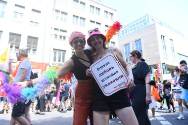 COLOGNE, GERMANY - 3 HAZİRAN 2022: Christopher Street Day Sokak Yürüyüşü 'nün (CSD) katılımcısı, Gay Pride. LGBT 