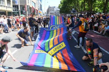 COLOGNE, GERMANY - 3 HAZİRAN 2022: Christopher Street Day Sokak Yürüyüşü 'nün (CSD) katılımcısı, Gay Pride. LGBT 
