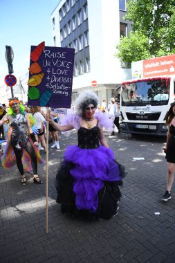 COLOGNE, GERMANY - 3 HAZİRAN 2022: Christopher Street Day Sokak Yürüyüşü 'nün (CSD) katılımcısı, Gay Pride. LGBT 