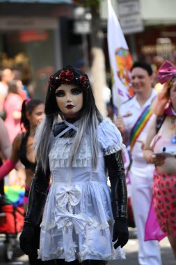 COLOGNE, GERMANY - 3 HAZİRAN 2022: Christopher Street Day Sokak Yürüyüşü 'nün (CSD) katılımcısı, Gay Pride. LGBT 