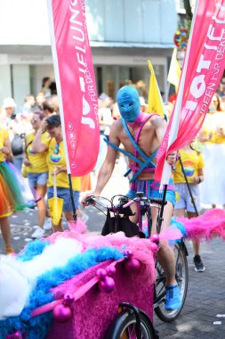 COLOGNE, GERMANY - 3 HAZİRAN 2022: Christopher Street Day Sokak Yürüyüşü 'nün (CSD) katılımcısı, Gay Pride. LGBT 
