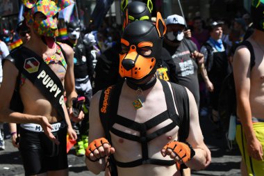 COLOGNE, GERMANY - 3 HAZİRAN 2022: Christopher Street Day Sokak Yürüyüşü 'nün (CSD) katılımcısı, Gay Pride. LGBT 