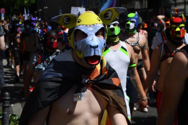 COLOGNE, GERMANY - 3 HAZİRAN 2022: Christopher Street Day Sokak Yürüyüşü 'nün (CSD) katılımcısı, Gay Pride. LGBT 