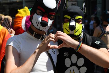 COLOGNE, GERMANY - 3 HAZİRAN 2022: Christopher Street Day Sokak Yürüyüşü 'nün (CSD) katılımcısı, Gay Pride. LGBT 