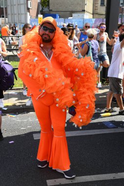 COLOGNE, GERMANY - 3 HAZİRAN 2022: Christopher Street Day Sokak Yürüyüşü 'nün (CSD) katılımcısı, Gay Pride. LGBT 