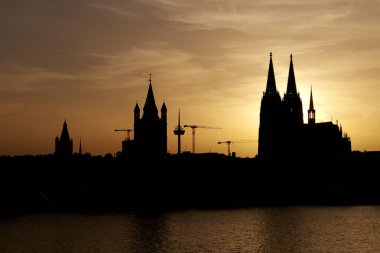 Kolej, Almanya - 17 Haziran 2022 Köln Katedrali 'nin silueti. Gün batımında Köln şehri manzarası. 