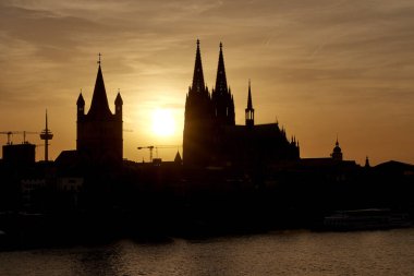 Kolej, Almanya - 17 Haziran 2022 Köln Katedrali 'nin silueti. Gün batımında Köln şehri manzarası. 