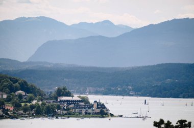 Worther Gölü, AUSTRIA - 9 Temmuz 2022: Avusturya 'nın güneyindeki Carinthia eyaletinde bir göl olan Woerthersee Gölü manzarası. Banyo gölü ve önemli bir turizm merkezi..