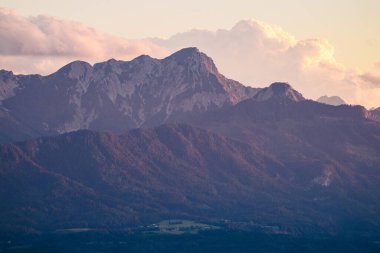 Alpler 'de panoramik bir manzara. Açık hava aktivitesi. Alp Dağları zincirleri arkada.