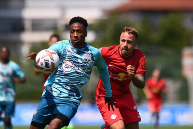 WOLFSBERG, AUSTRIA - 16 Temmuz 2022 Kyle Walker-Peters Angelino 'ya karşı. Sezon öncesi futbol maçı RB Leipzig - Southampton FC