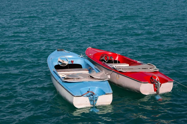 Alte Zwei Boote Rote Und Blaue Boote Auf Dem See — Stockfoto