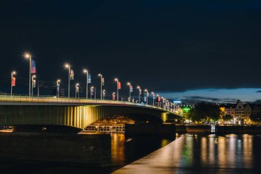 COLOGNE, GERMANY - 9 Eylül 2022: Ren Nehri üzerindeki Deutz Askı Köprüsü (Deutzer Buercke)