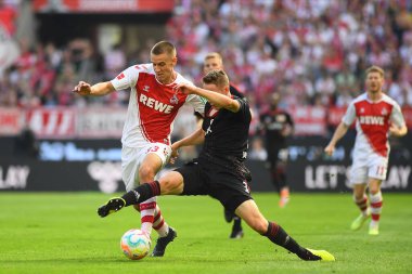 KOELN, Almanya - 11 Eylül 2022: Paul Jaeckel, Florian Dietz 'e karşı. Bundesliga 1.FC Koeln 1.FC Union futbol karşılaşması