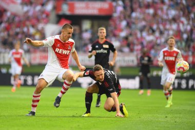 KOELN, Almanya - 11 Eylül 2022: Paul Jaeckel, Florian Dietz 'e karşı. Bundesliga 1.FC Koeln 1.FC Union futbol karşılaşması