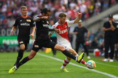 KOELN, ALMANY - 11 Eylül 2022 Florian Kainz, Christopher Trimmel 'e karşı. Bundesliga 1.FC Koeln 1.FC Union futbol karşılaşması