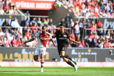 KOELN, Almanya - 11 Eylül 2022 Diogo Leite Linton Maina 'ya karşı. Bundesliga 1.FC Koeln 1.FC Union futbol karşılaşması