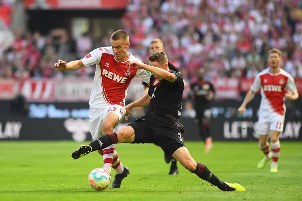 KOELN, Almanya - 11 Eylül 2022: Paul Jaeckel, Florian Dietz 'e karşı. Bundesliga 1.FC Koeln 1.FC Union futbol karşılaşması