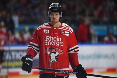 COLOGNE, Almanya - 15 Eylül 2022: Hokey maçı DEL Koelner Haie - EHC Red Bull Munchen