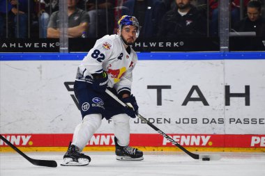 COLOGNE, Almanya - 15 Eylül 2022: Hokey maçı DEL Koelner Haie - EHC Red Bull Munchen