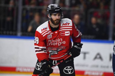 COLOGNE, Almanya - 15 Eylül 2022: Hokey maçı DEL Koelner Haie - EHC Red Bull Munchen