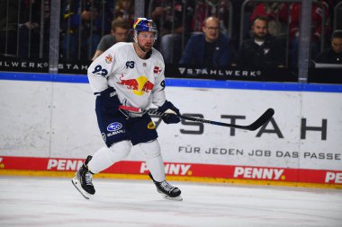 COLOGNE, Almanya - 15 Eylül 2022: Hokey maçı DEL Koelner Haie - EHC Red Bull Munchen