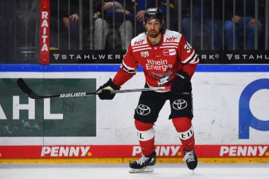 COLOGNE, Almanya - 15 Eylül 2022: Hokey maçı DEL Koelner Haie - EHC Red Bull Munchen