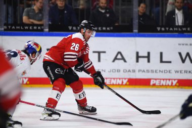 COLOGNE, Almanya - 15 Eylül 2022: Hokey maçı DEL Koelner Haie - EHC Red Bull Munchen