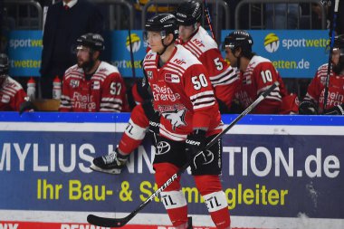 COLOGNE, Almanya - 15 Eylül 2022: Hokey maçı DEL Koelner Haie - EHC Red Bull Munchen