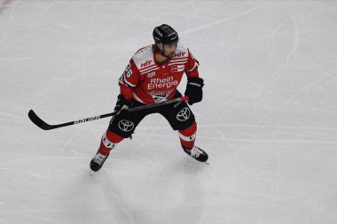 COLOGNE, Almanya - 15 Eylül 2022: Hokey maçı DEL Koelner Haie - EHC Red Bull Munchen