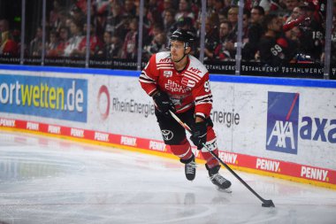 COLOGNE, Almanya - 15 Eylül 2022: Hokey maçı DEL Koelner Haie - EHC Red Bull Munchen