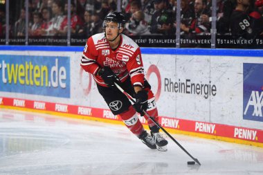 COLOGNE, Almanya - 15 Eylül 2022: Hokey maçı DEL Koelner Haie - EHC Red Bull Munchen